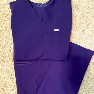 Figs eggplant scrub set